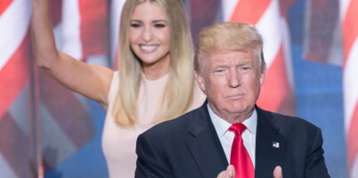 image: Datteren til Donald Trump taler sin far midt imot om seksuell trakassering